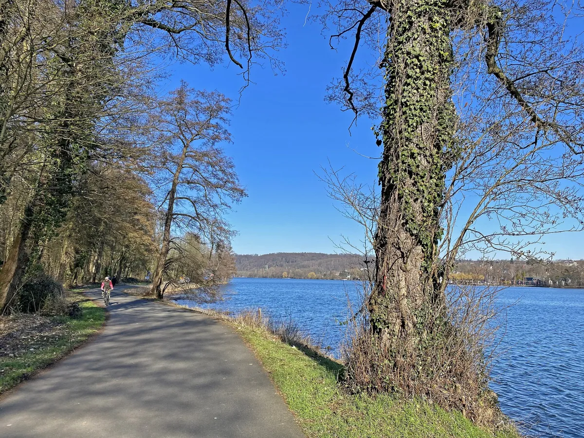 Ruhrtalradweg am Hardenbergufer des Baldeneysees