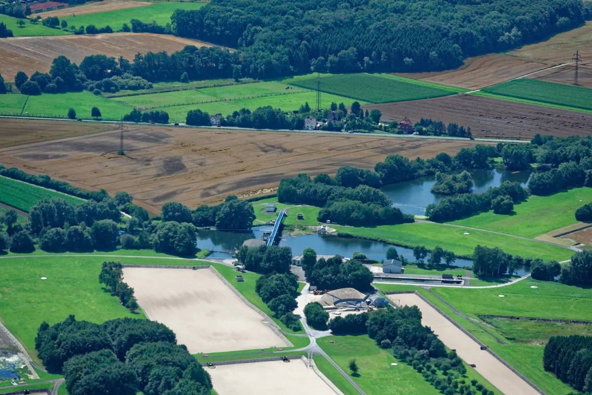 Luftbild der Ruhr bei Fröndenberg mit Stauwehr