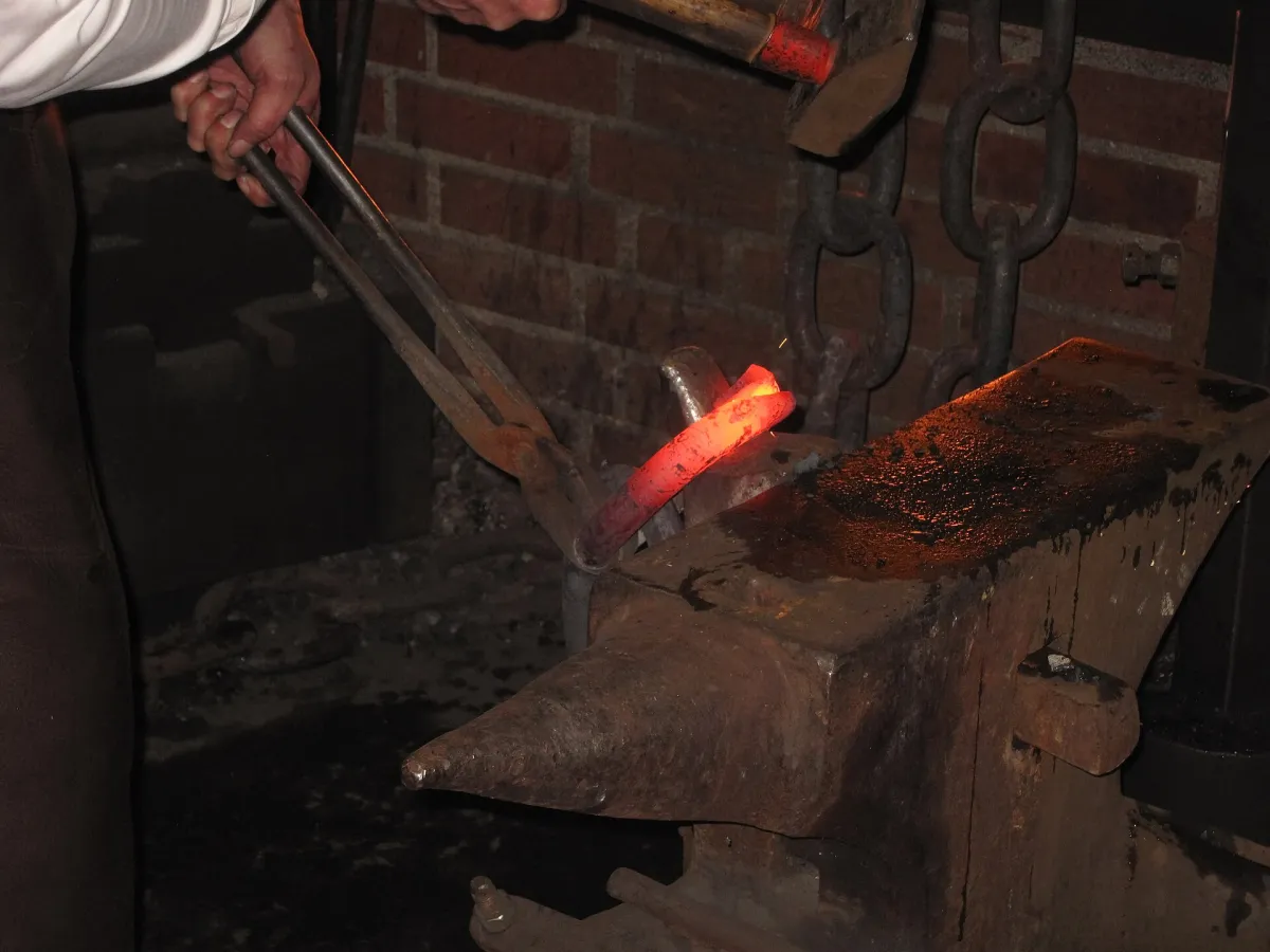 Schmied bei der Arbeit im Kettenschmiedemuseum Fröndenberg