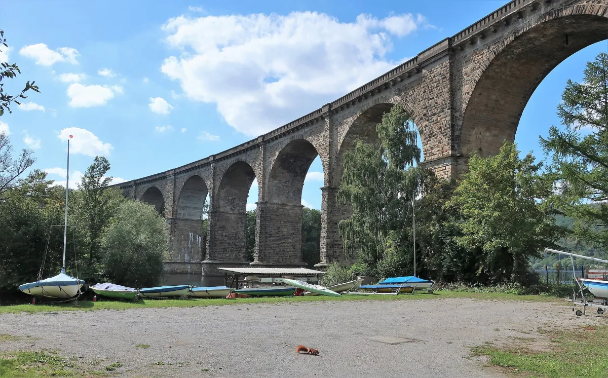 Ruhrviadukt Herdecke über dem Harkortsee, davor Segelboote