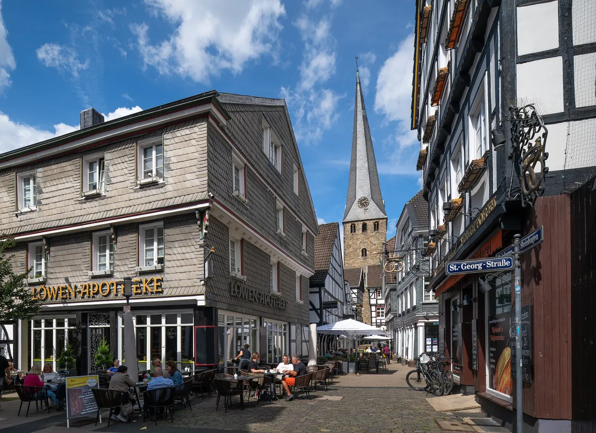 Fachwerkhäuser in der Hattinger Altstadt am Steinhagen, dahinter St. Georg