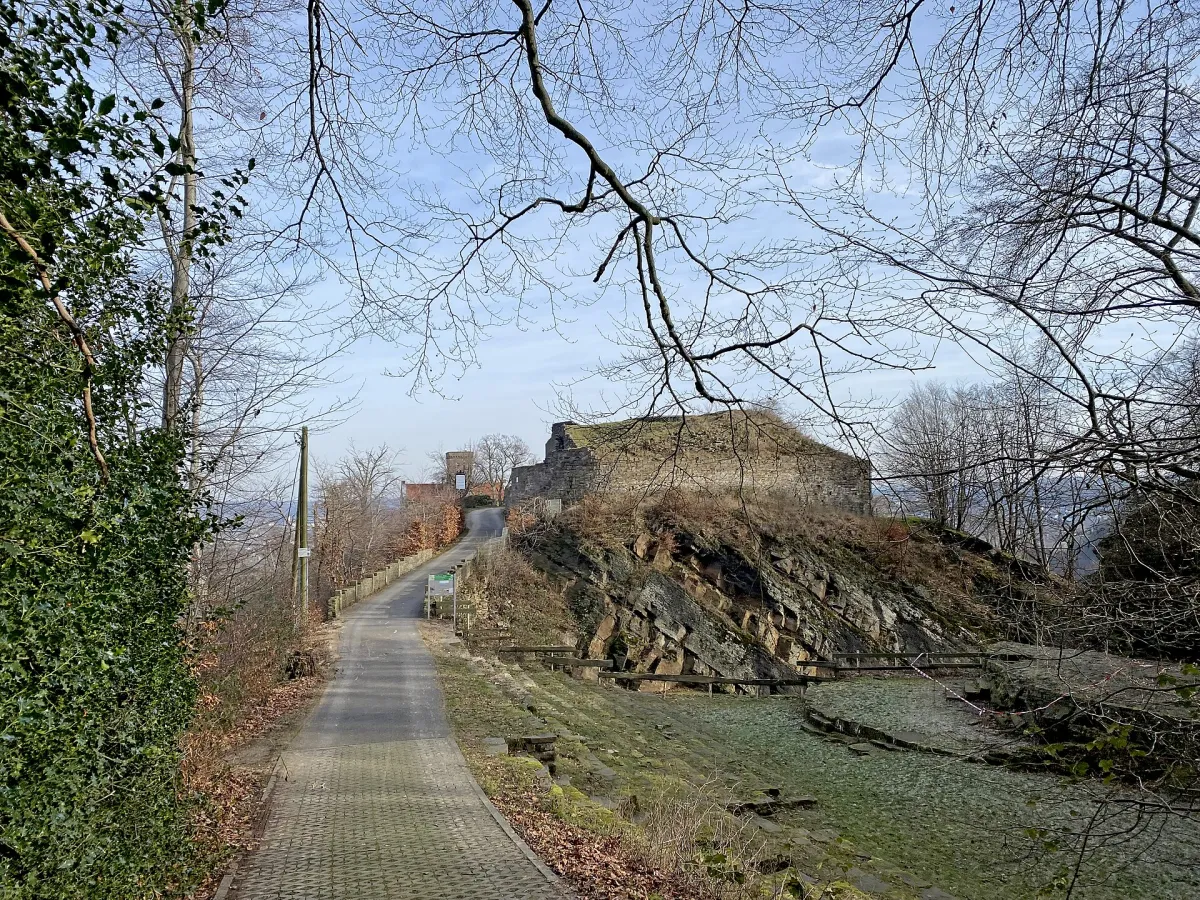 Mauerreste der Isenburg auf dem Isenberg