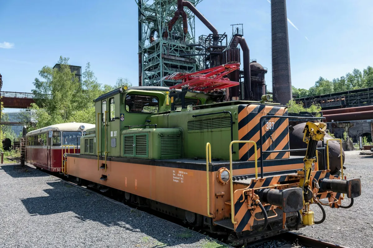 Historische Werkslok vor dem Hochofen der Henrichshütte