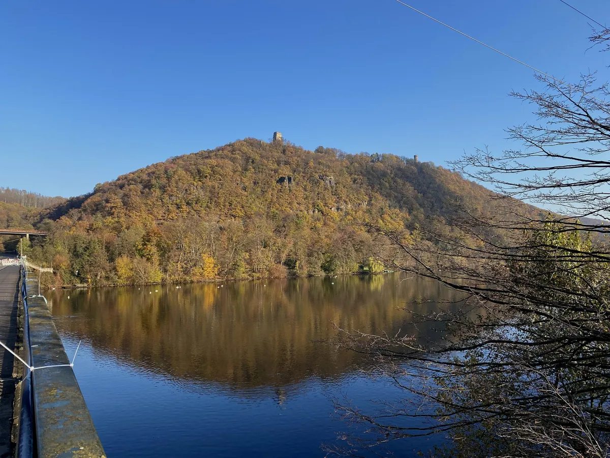 Hengsteysee bei Hohensyburg mit bewaldetem Ufer im Herbst