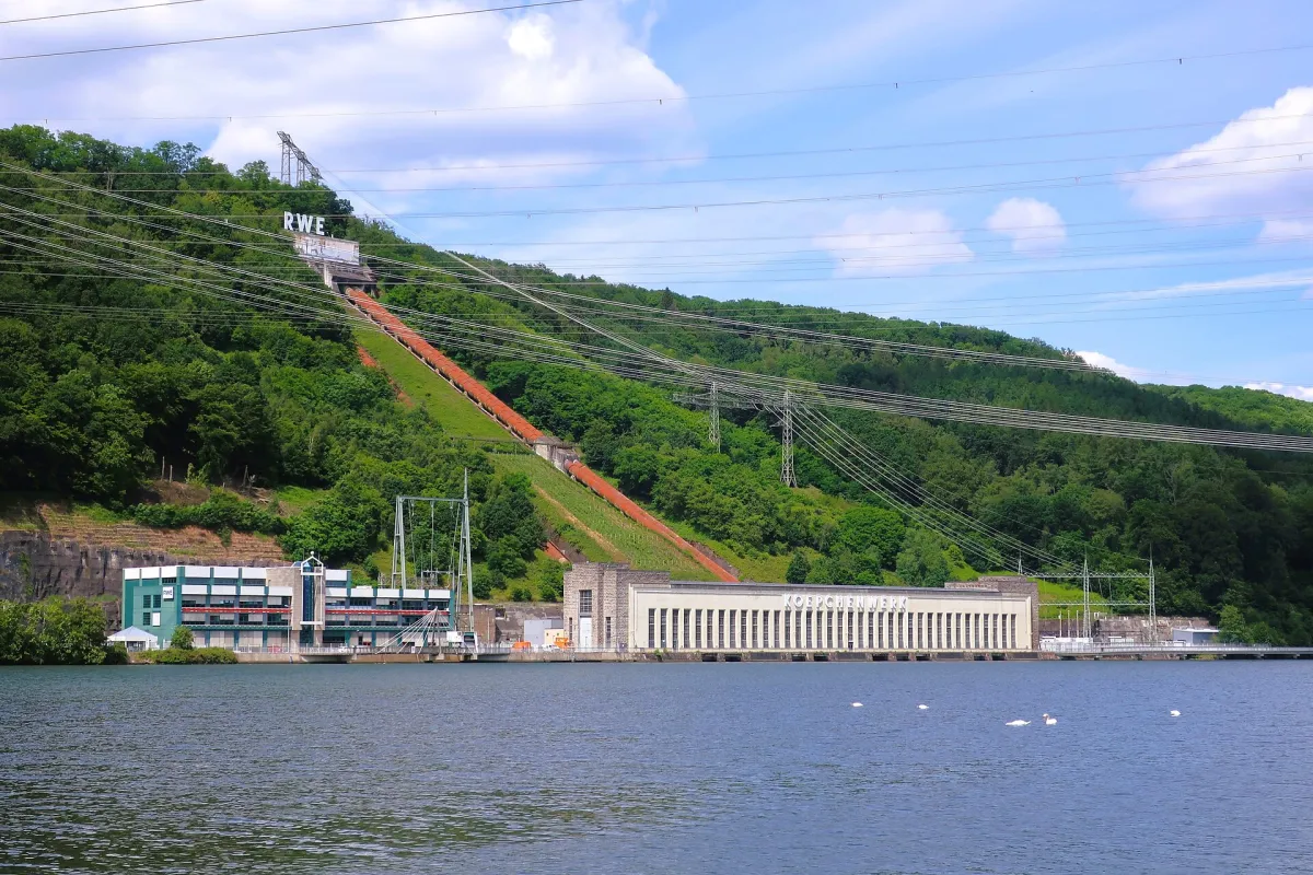 Koepchenwerk am Hengsteysee mit den Rohrleitungen am Hang