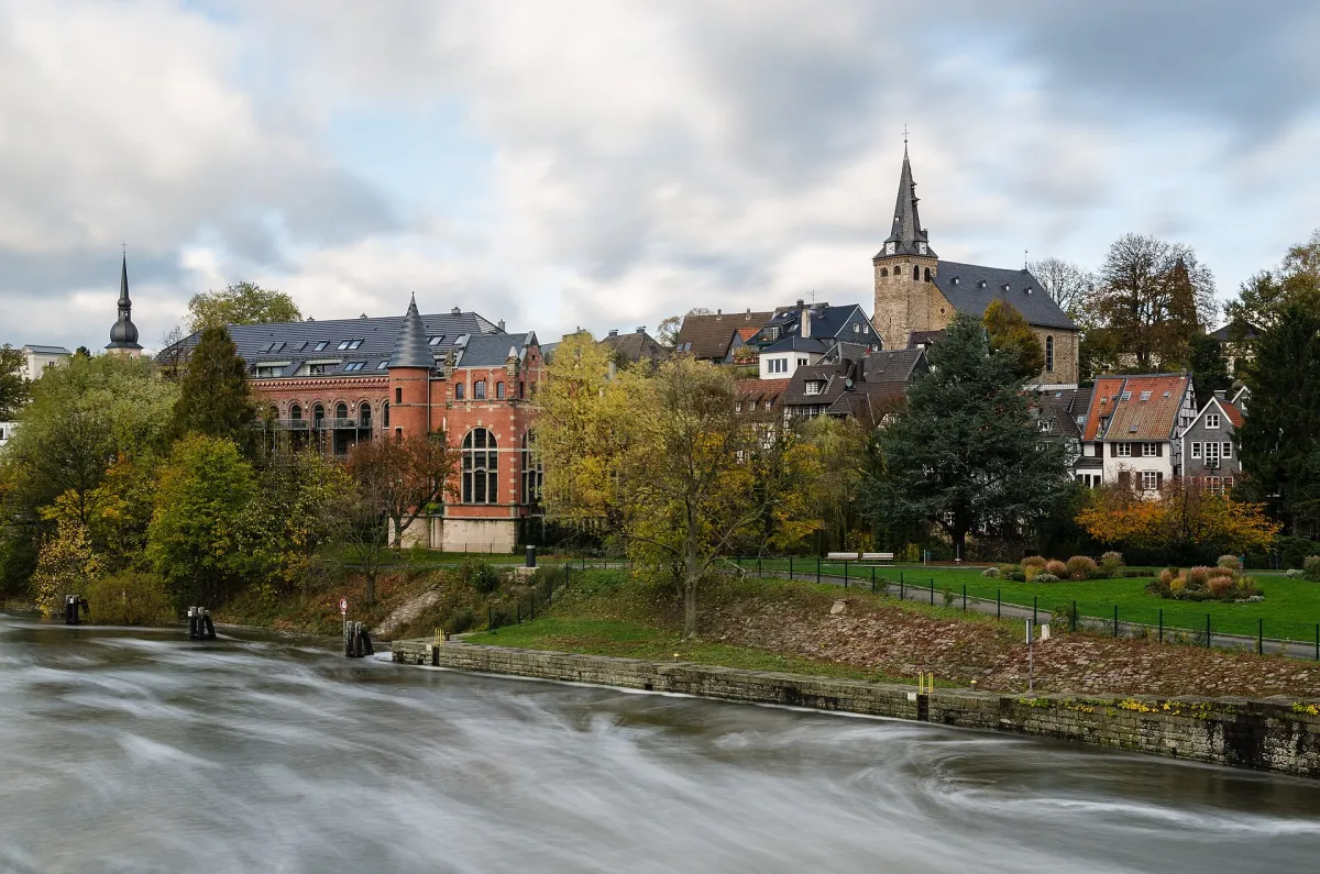Blick über die Ruhr auf Kettwig mit dem Uferpalais im Herbst
