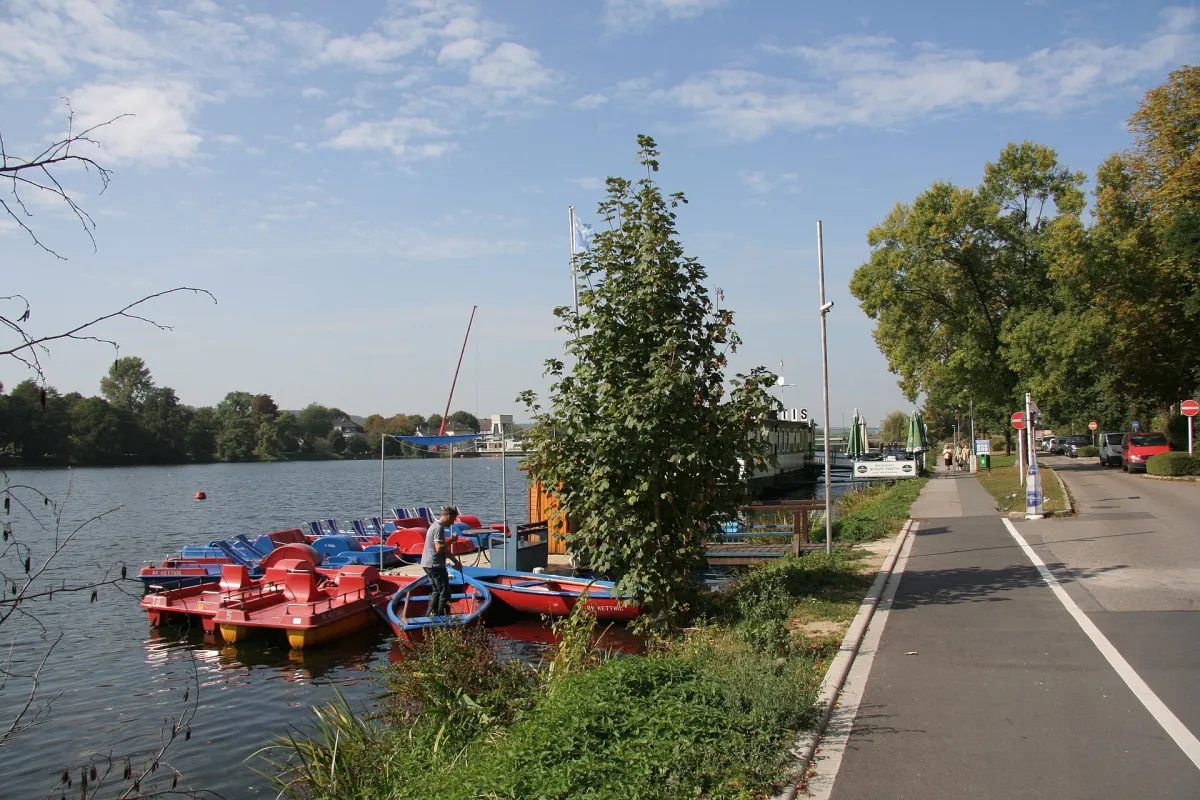 Tretboote und Uferweg am Kettwiger See