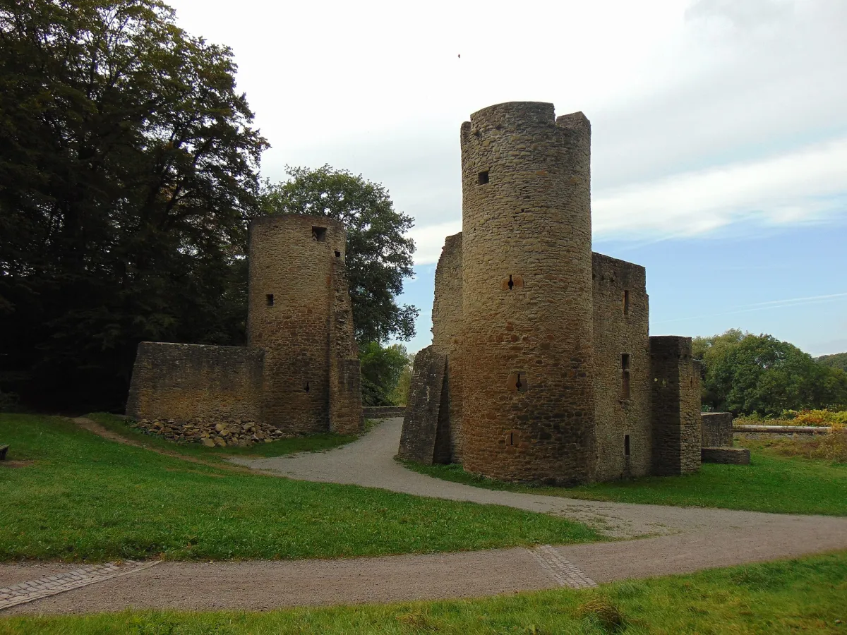 Turm und Mauern der Burgruine Hardenstein