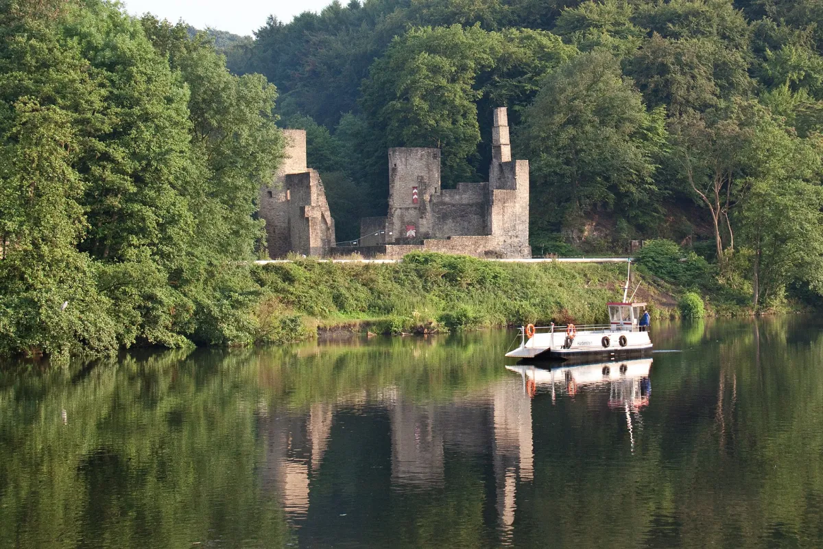 Ruhrtalfähre vor der Burgruine Hardenstein