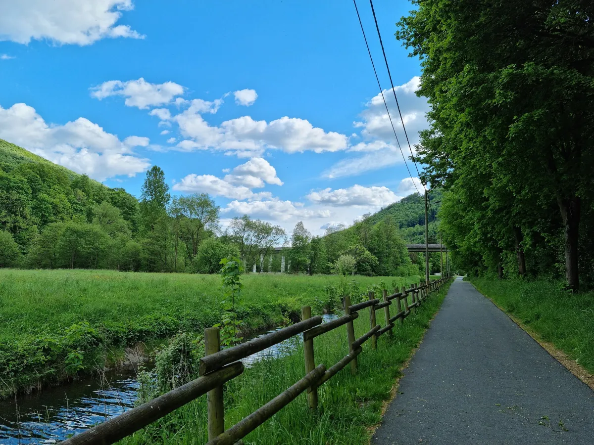 Weg am Kanal zwischen Wasserkraftwerk und Stausee Olsberg