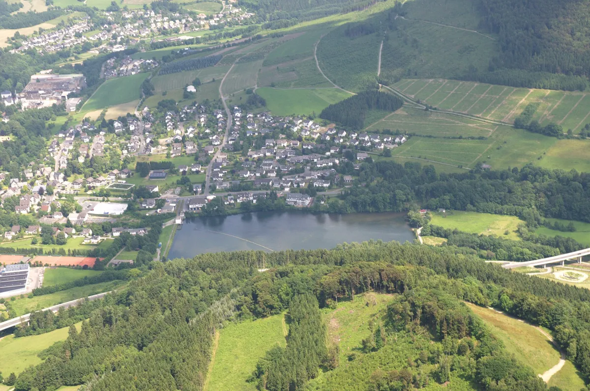 Olsberg und der Olsberger See aus der Luft