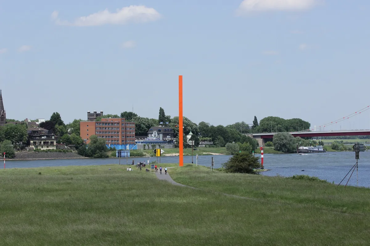 Die rote Stahlskulptur Rheinorange auf der Wiese an der Ruhrmündung