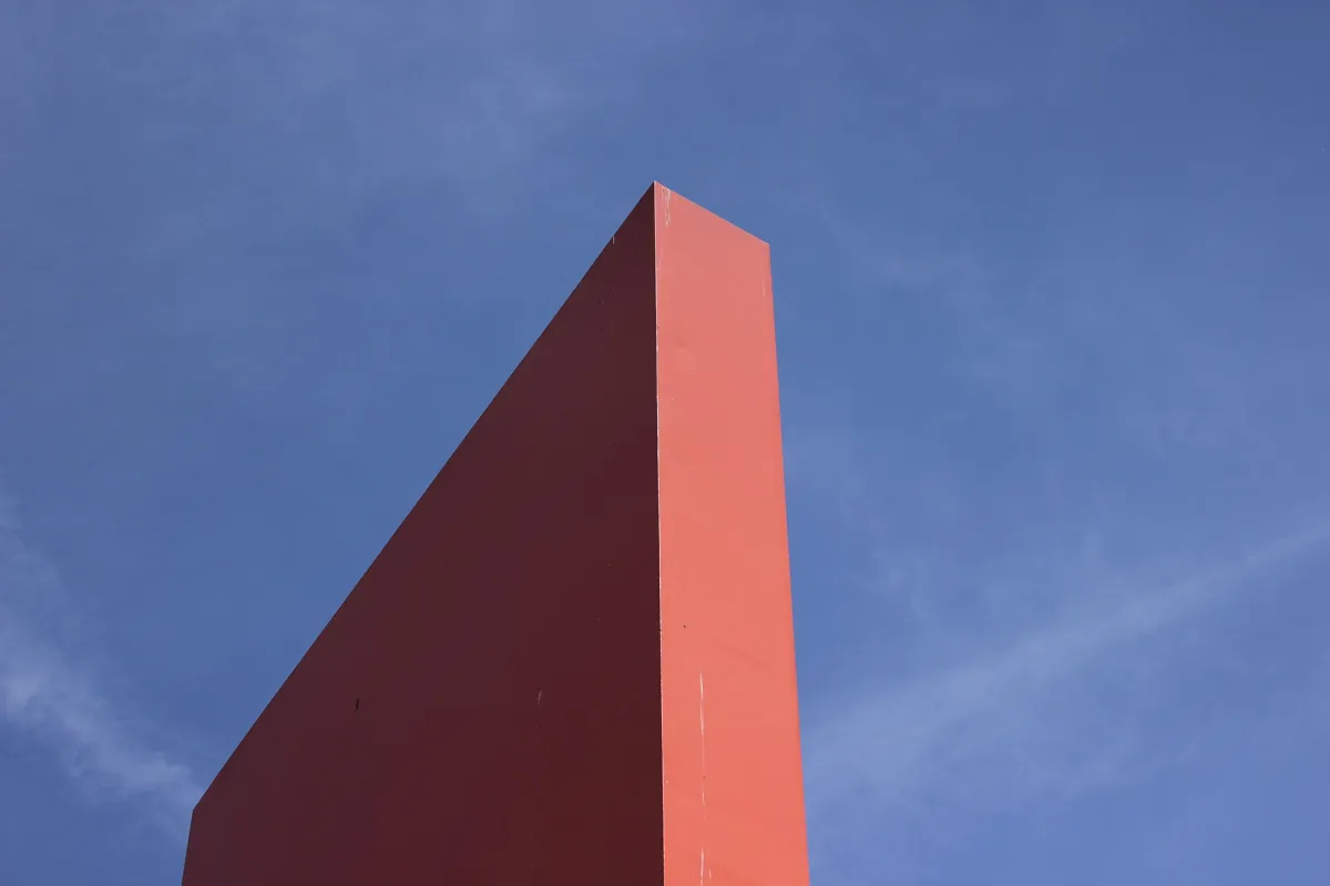 Rheinorange vor blauem Himmel