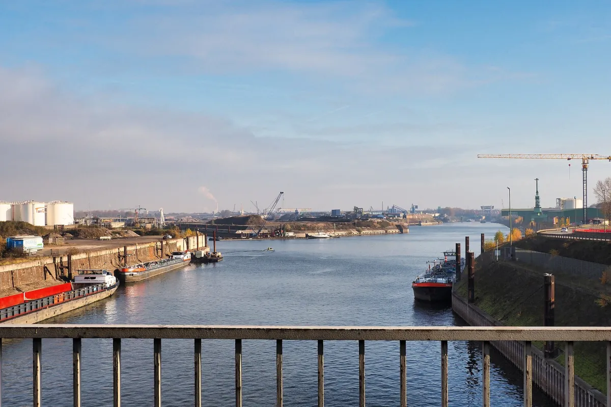 Hafen Duisburg-Ruhrort, gesehen von der Karl-Lehr-Brücke