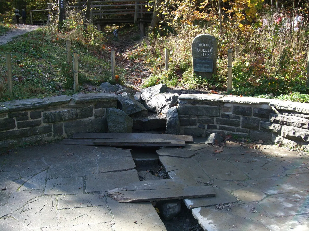 Steinrondell an der Ruhrquelle bei Winterberg