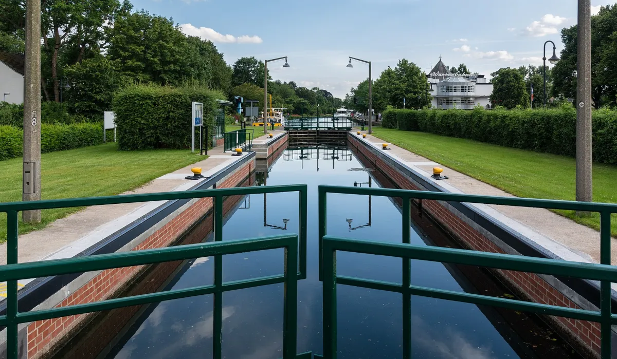 Ruhrschleuse Mülheim mit Blick auf den Wasserbahnhof