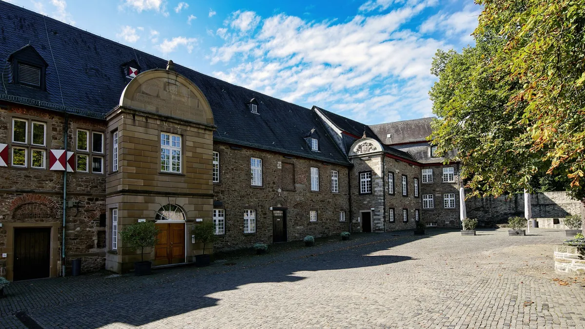 Innenhof von Schloss Broich im MüGa-Park
